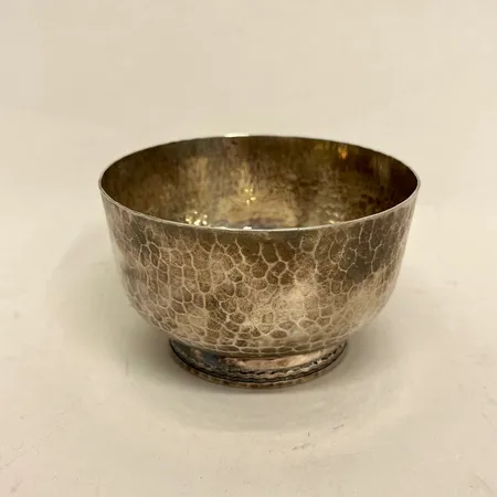 Skål hamrad dekor Gense AB Eskilstuna år 2000 höjd ca 5,5cm Ø9,5cm silver 830/1000 Vikt: 147,8 g
