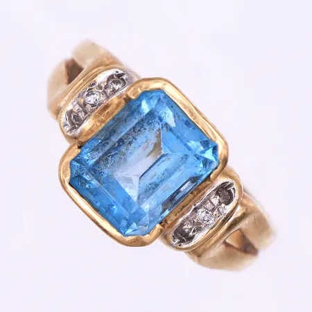 Ring med stenar,storlek 17 ¾ mm,bredd 3.2-11.4 mm,18k. Vikt: 7,7 g