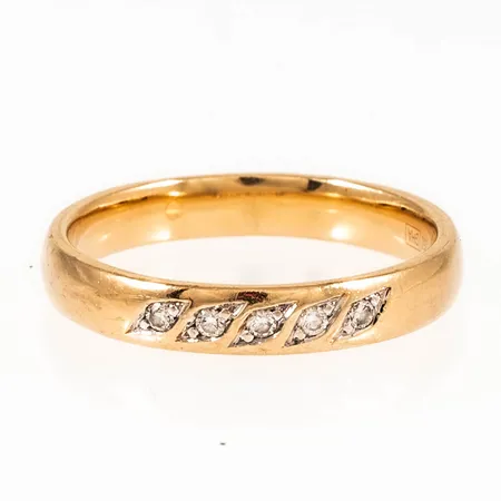 Ring Guldfynd med 5 x ca 0,015ct briljantslipade diamanter, stl:17, bredd 3,5mm 18K 3,3g.