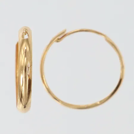 Örhängen creoler ca Ø15mm, bredd 2,5mm, något skeva, buckliga kanter 18K Vikt: 0,5 g