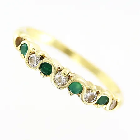 Ring grön/vita stenar stl:17¼ bredd 1-2,5mm 1 sten saknas 18K.  Vikt: 2,3 g