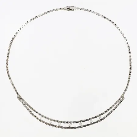 Collier vitguld med 13 diamanter, ca 6x0,01ct, 6x0,05ct, 1x0,10ct, 42cm bredd:2-9mm 18K  Vikt: 21,7 g