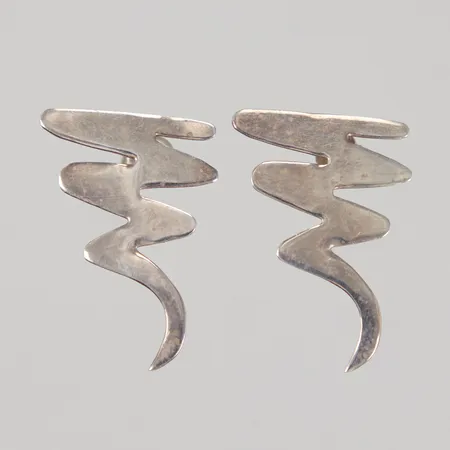 Örhängen Zig Zag, något ojämna stift, omaka stoppar, Silver 925/1000 Vikt: 2,7 g