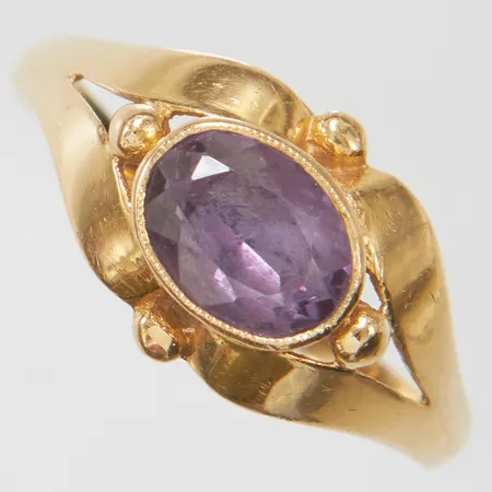 Ring med syntetisk färgväxlande safir, stl:19, bredd: 2-10,8mm, svenska stämplar, skev skena, 18K Vikt: 3,4 g