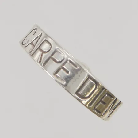 Ring Efva Attling "Carpe Diem" Ø18 bredd 4-5mm 925/1000 Silver 7,5g.