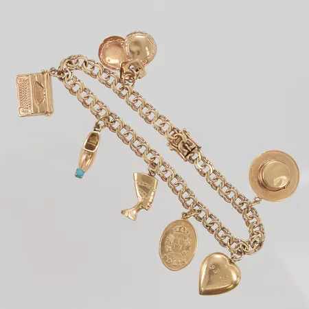 Armband Bismarck 18,5cm bredd 5mm berlocker, delvis graverade, 18K 18,3g.