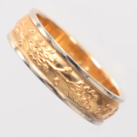 Ring med dekor stl: 20¼, gravyr, tvåfärgad 18K. Vikt: 8,3 g