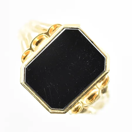 Klackring med hematit stl:19¼, bredd 3-15 mm, gravyr, 18K. Vikt: 5,5 g