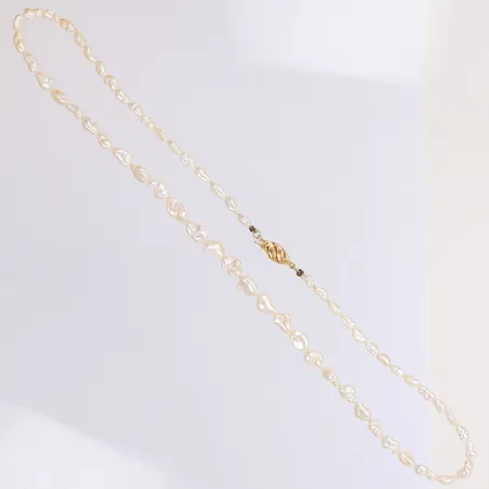 Pärlcollier med odlade barocka pärlor ca Ø3-6mm, längd 45,5cm, lås i 14K Vikt: 9,7 g