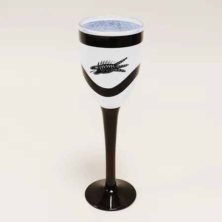 Pokalglas Caramba Ulrica Hydman Vallien Kosta Boda höjd 25cm Ø7,5cm, handmålat glas, signerad och numrerad 99036.