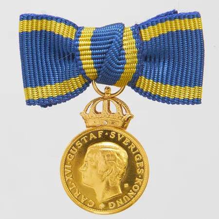 Medalj Carl XVI Gustaf, Sveriges Konung, För nit och redlighet i rikets tjänst, Ø16mm mynt 23K, krona 18K, personlig gravyr, tygband, bruttovikt 4,9g.