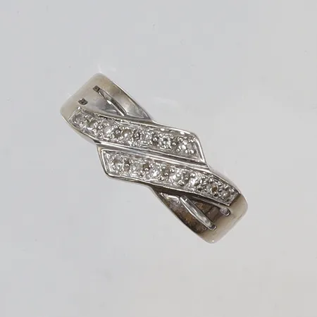 Ring i vitguld med diamanter 14xca0,01ct stl:18½ bredd 2-9mm, i behov av omrodiering 18K Vikt: 4,9 g