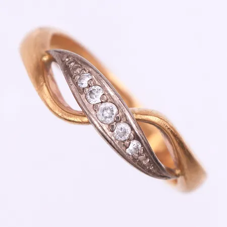 Ring med 5 st små diamanter (omarbetad vigselring),gravyr,storlek 18 mm,bredd 3.3-5.7 mm,20k i skenan och 18k vitguld i infattningen. Vikt: 5,5 g