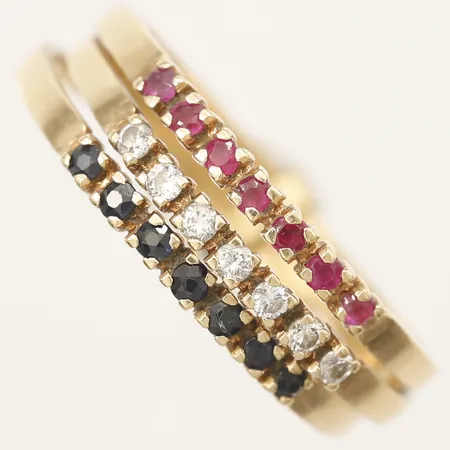 Ring tredelad med röda vita samt blå stenar, stl:17, bredd 5,5mm, ostämplad, 18K Vikt: 2,5 g