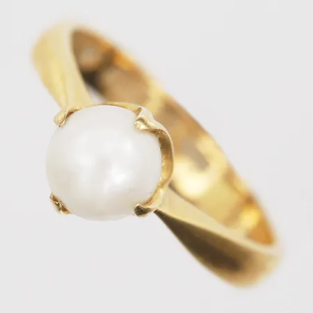 Ring med odlad pärla stl 17, bredd 2,5- 7mm, 18K guld.  Vikt: 3,8 g