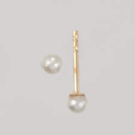 Ett par örhängen med pärlor Ø3mm, stift, saknar stoppar, ostämplade 18K Vikt: 0,2 g