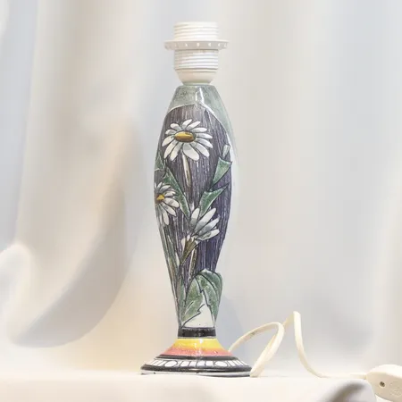Lampfot Tilgmans Keramik, glaserat lergods med motiv av blommor, sprickor/skador i foten, ej funktionstestad, ca 1950-tal höjd 30cm  Skickas med paket.