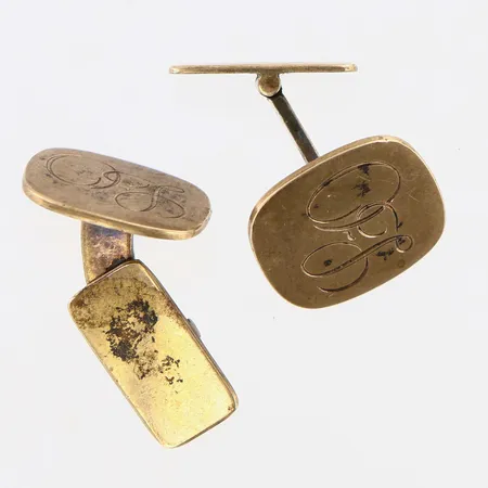 Ett par manschettknappar17x17mm, monogramgravyr, kattfotstämpel silver 830/1000 Vikt: 10,6 g