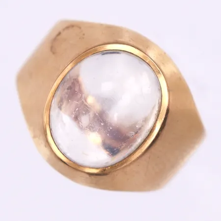 Ring med sten,John Pettersson Stockholm 1954,gravyr,storlek 16 ½ mm,bredd 3.6-15.2 mm,18k. Vikt: 3,8 g