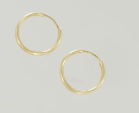 Ett par örhängen diam 1,5 cm bredd 2,5 mm 18K Vikt: 1,4 g