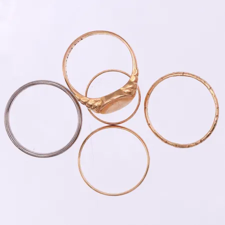 Ringar 5 st med gravyrer varav 1 st vitguld,18k. Vikt: 20,9 g