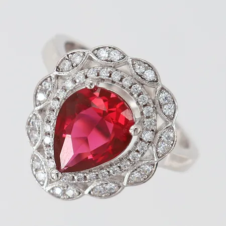 Ring röd och vita stenar stl:18, bredd 2-18mm, 925/1000 silver Vikt: 5,2 g