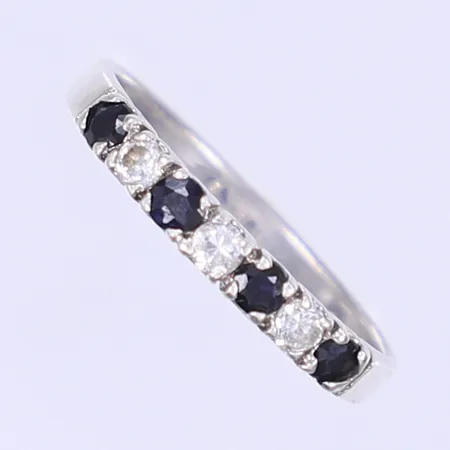Ring med vita och mörkblå stenar stl: 17 bredd 2-3mm silver 925/1000 Vikt: 1,5 g