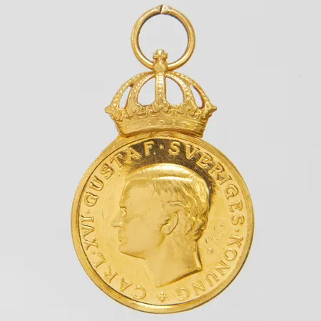 Hänge mynt Carl Gustaf XVI Sveriges konung längd 26mm, bredd 16mm, gravyr, 18K Vikt: 3,9 g
