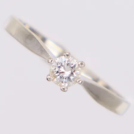 Ring med diamant 1xca0,18ct Stjärnringen stl:16¼, bredd 1,7-4,3mm, vitguld, 18K Vikt: 1,8 g