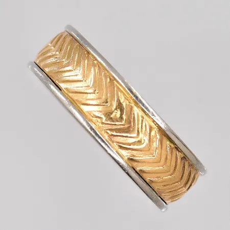 Ring stl:18¼ bredd 6,3mm gravyr 18K Vikt: 6,8 g