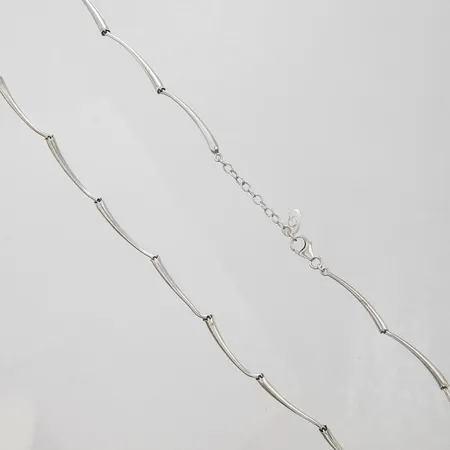 Collier längd ca 43-46cm, bredd 1-3mm, slitage, GHA, silver 925/1000 Vikt: 16,8 g