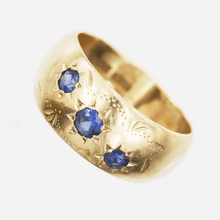 Ring med syntetiska safirer, stl:14¾ Ombergs Ur-& Guld Ab Kramfors år 1965, slitna stenar. 18K Vikt: 3,5 g