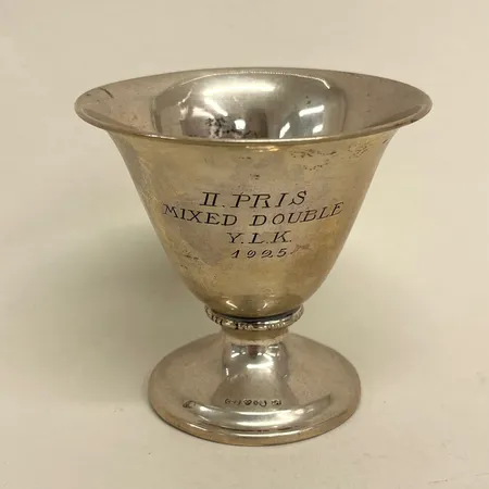 Pokal Hallbergs Guldsmeds Ab i Stockholm år 1925 höjd 8cm Ø ca 8cm, gravyr, silver 830/1000 silver  Vikt: 55,6 g