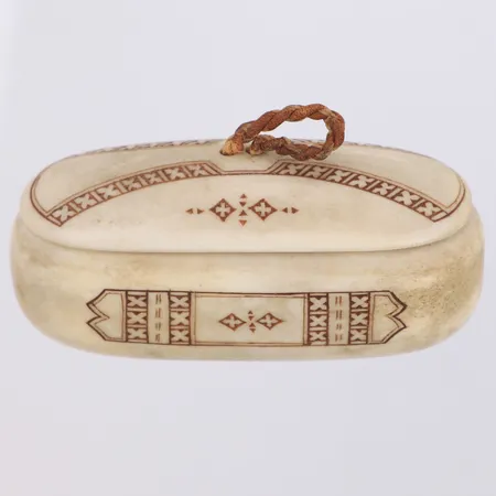 Ask med lock graverat renhorn Lars-Levi Sunna längd 7,5cm, Årosjok, samiskt hantverk