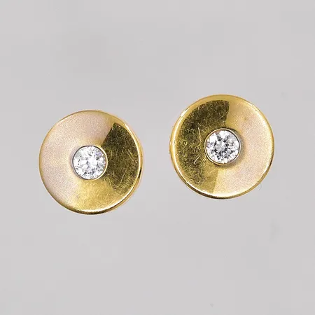 Örhängen med vit sten Ø 8mm stoppar saknas, ograverade 18K Vikt: 0,6 g