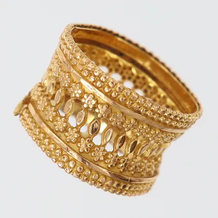 Ring genombruten dekor stl:14, bredd 12mm bucklig 21K Vikt: 2,9 g