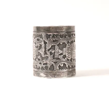 Bägare med dekor i relief, otydliga stämplar, höjd 6,5cm, slitage, silver.   Vikt: 126,4 g