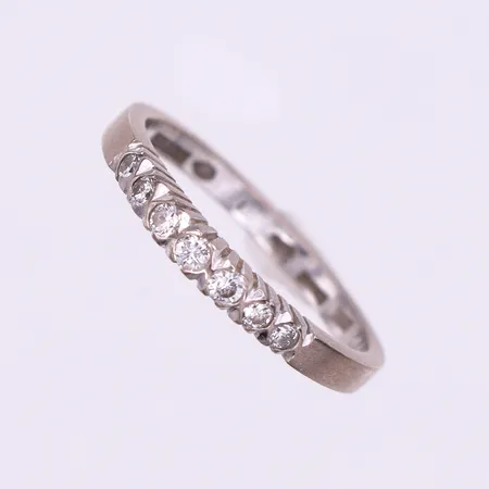 Ring vitguld med 7 st diamanter på 0.13 ct enligt inskription,ALTON 1977,storlek 17 mm,bredd 1.9-2.3 mm,18k. Vikt: 3 g