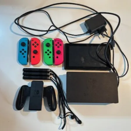 Spelkonsol Nintendo Switch modell: HAC-001, sn: BKEHAC001, laddare, Hdmi-kabel, originalkartong, slitage på yttre delarna av kartongen, ej funktions testad. Skickas med postpaket. Skickas med postpaket.