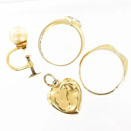 2 ringar 1 hänge 1 udda örhänge imitationspärla Ø6,5mm, gravyr defekter 18K.  Vikt: 5,6 g