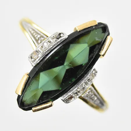 Ring med mörkt grön sten oh vita stenar stl 16¼, bredd 1-17 mm, gravyr, 18K. Vikt: 3,1 g