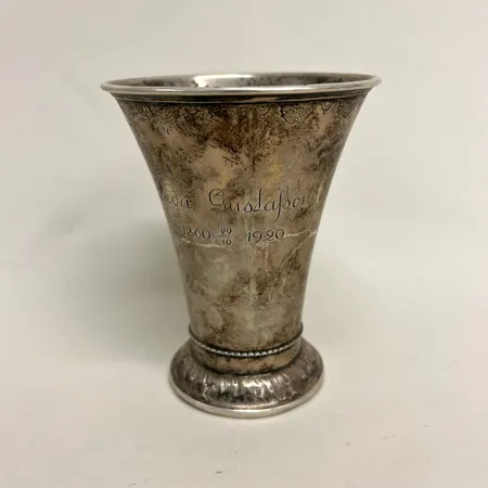 Pokal höjd 11cm Ø ca 9cm, gravyr silver 830/1000  Vikt: 107,3 g
