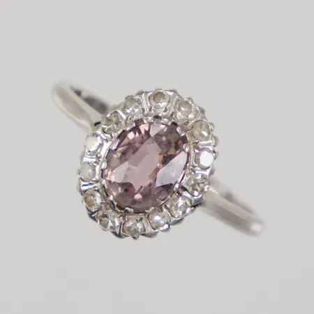 Ring med rosenkvarts och 8/8-slipade diamanter ca 14 x 0,03ct, stl:19, bredd 1,7-13mm, nagg, vitguld, 18K Vikt: 3,2 g