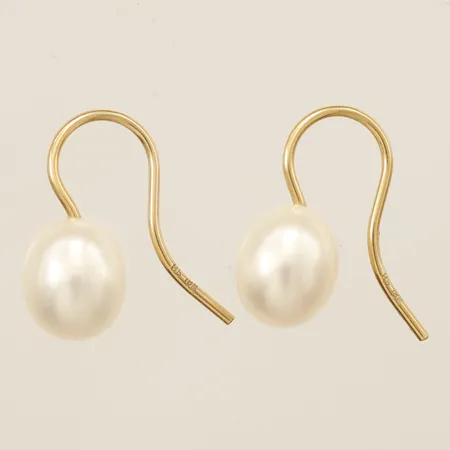 Ett par örhängen med odlade pärlor längd 18mm, 8,5mm, 18K Vikt: 2,7 g