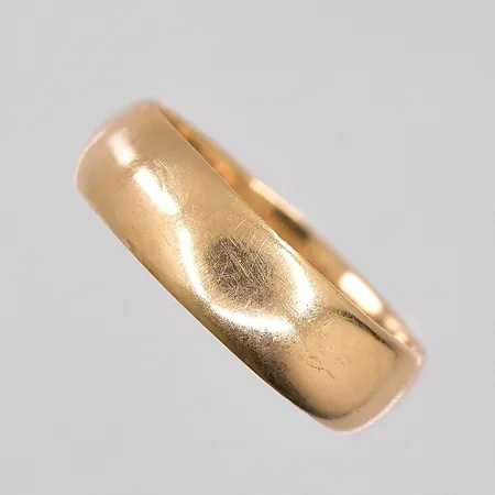 Ring stl:16½ bredd 5mm, gravyr 18K Vikt: 2,9 g