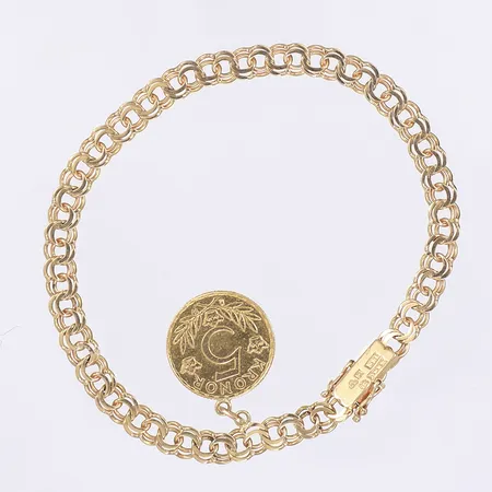 Armband Bismarck med berlock kistlås längd 18cm bredd 5mm 18K Vikt: 9 g