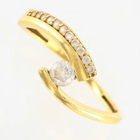 Ring med vita stenar stl:17½, bredd ca 2-8mm, skev skena, 14K Vikt: 1,8 g