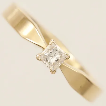 Ring med prinsesslipad diamant 0,20ct, stl 16¼, bredd 3,9mm, gravyr, 18K Vikt: 4,4 g
