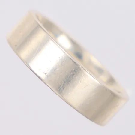 Ring stl:21 gravyr, silver 925/1000 Vikt: 8,8 g