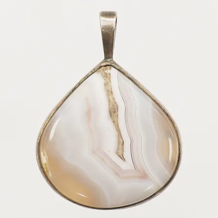 Hänge med agat längd 42mm, inklusive ögla, bredd 32mm, 925/1000 silver Vikt: 15,3 g